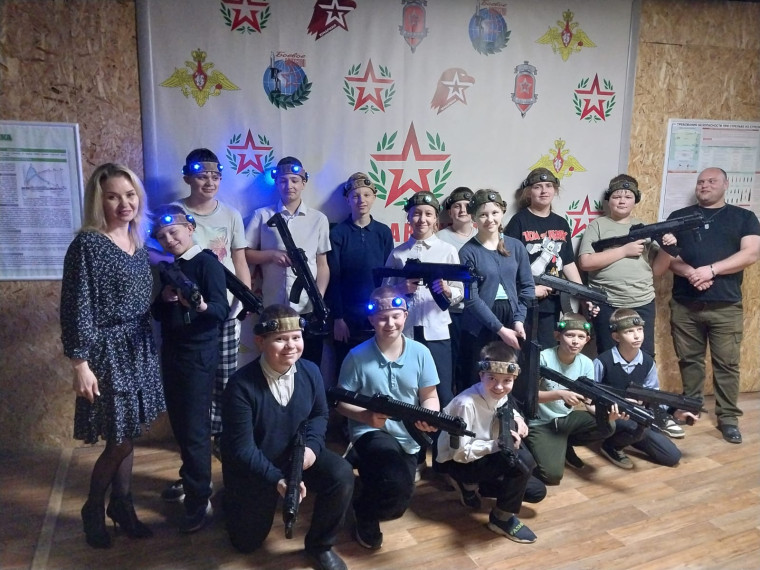 Участники военно-патриотического клуба «Свои люди» провели время в центре военно-тактических игр «Авангард».